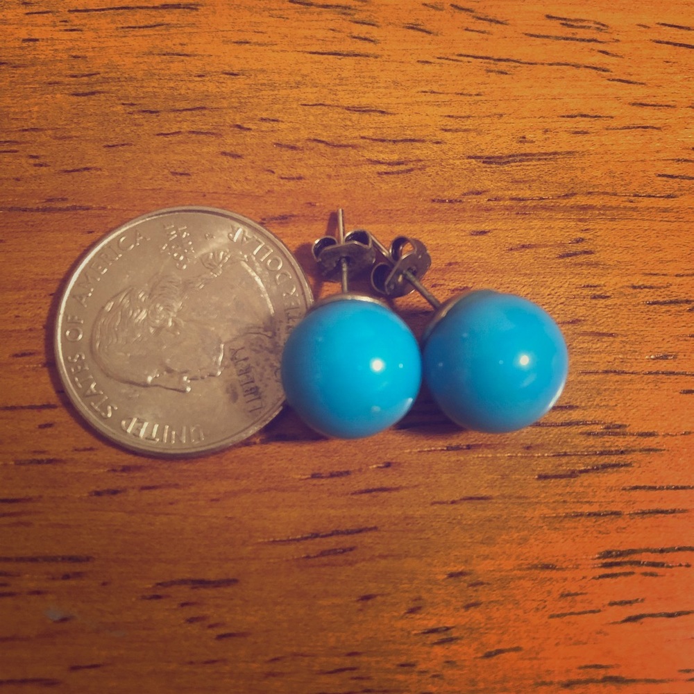 2 pairs of earrings.